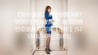 地攤上買東西的極品肥白大屁股美女,丁字褲太小半個陰唇都快露出來了