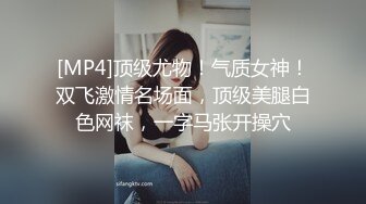 冒死爬墙偷拍房东家刚回来祭祖的女儿洗澡白白嫩嫩的就是奶子有点小