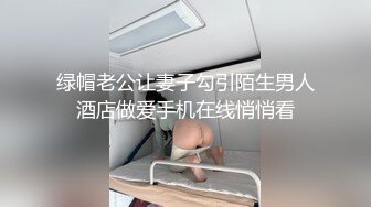 丰满的大妈沙发上露奶玩穴眼神诱惑