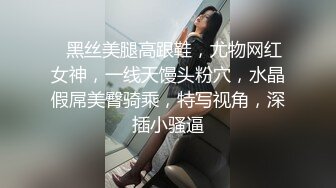 强行把漂亮女友按在床上插B，看她享受的样忍不住拍了下来