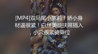 闺蜜双飞，闺蜜怕吵醒女友，其实女友在自慰