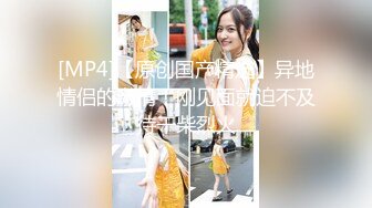 漂亮美女3P 衣服脱了 一个一个来 绿帽男友让工友排队在卫生间尝鲜女友的小骚逼 撅着屁屁操