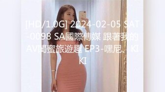 陪媽媽逛街的清秀可人大學眼鏡妹子,隱約能看到半透明蕾絲內褲