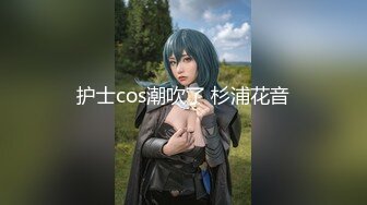 这少妇的逼逼会咬人啊，撅着屁股让大哥抠弄，听狼友指挥爆虐骚穴，逼里塞圣女果让大哥手伸进去抠出来真刺激