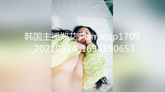 重庆伊能静露脸在家换上情趣装与小哥激情啪啪，口活真棒各种深喉被小哥草嘴，开档丝袜骚逼被压在身下爆草内射