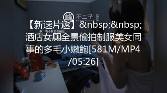 这条母狗是真的骚，屁股不停的扭来扭曲，祈求着被插入！ 小绿龟也很听话，头上套着沾满他老婆淫水的内裤，全程跪的笔直！