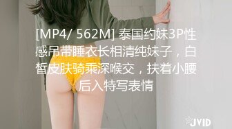 固定摄像头偷拍长裙美女 撅着大屁股尿尿 人美B更美