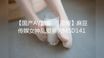 隔著布簾 巨根無套深入 爽到翻白眼一直忍不住悶哼出來還好男友忘我的打傳說 渾然不知自己穿著短裙的騷貨女友已經被中出