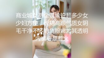 《贵在真实极品偸拍》咸湿房东在卫生间暗装高清针孔记录合租姐妹日常洗澡，一个公司职员一个夜场上班，身材都很顶