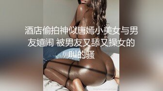 短发无毛肥美鲍鱼深夜展示，奶子也不错撅着屁股给狼友看骚逼好刺激，大哥在旁边享受口交，淫语互动狼友真骚