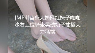 按摩店的老板娘露脸亲自伺候我洗澡，完事小包间一开在床上开干，不让舔逼只好揉奶子，带上套子就开搂射好多