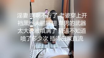 商场女厕全景偷拍两个美女的肥鲍鱼 卧槽!无意中发现还有一个小伙也在趴下看美女的B