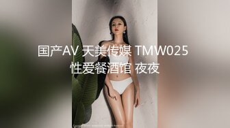 居家小美女在家自慰，掰开小穴，超级粉嫩阴唇也不大，呻吟声很骚，舌头撩骚屏幕