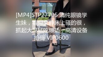 《居家摄像头破解》小伙给大奶子女友订购的情趣内衣到货了赶紧让女友换上啪啪啪