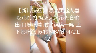 商场白色隔板全景后拍多位美女尿尿1 (1)