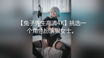 美容院老板娘还真臊,看店期间没客人,自己脱了裤子摸B紫薇,突然来个人,赶忙招呼客人