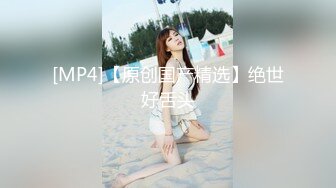 只穿着一件裹胸黑衣的性感大长腿美女 下体逼毛黑黝黝