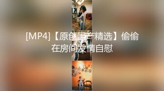 美女如云商场女厕近景特写偸拍超多极品小姐姐方便，先拍私处在同步露脸全身