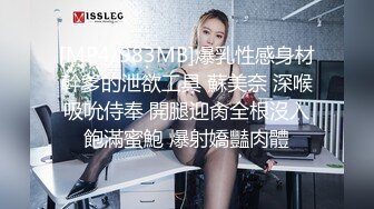 公交车站跟踪抄底不穿内裤的短裙美女 两腿夹的可真紧