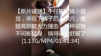 澡堂子专门盯上一个年轻的A奶，小美女皮肤白皙BB粉嫩