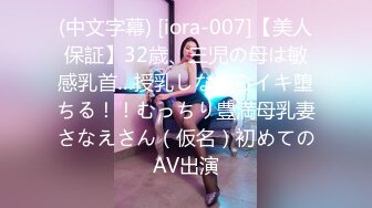 04年职校嫩妹、发育的还不错、衣服都不脱了，拉进厕所调教一番！