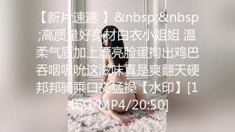 这小日子过的很性福啊 和穿的清爽的漂亮妹子一起在酒店打游戏玩乐 累了就扣扣逼揉揉奶 丰满肉肉适合做爱