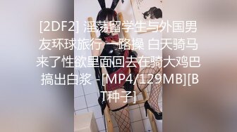 超高人气女神【天选幸运】深夜和炮友户外车震无套啪啪 架在车后备箱上暴力抽插 后入冲刺内射