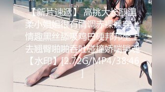 直播间里的性奴，疯狂的表嫂一起玩3P，全程露脸轮流伺候两个帅小伙，各种体位啪啪浪荡呻吟表情骚