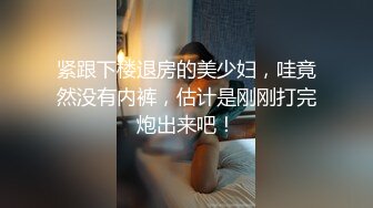 一线天馒头B假屌放肥B上磨蹭，快速抽插白浆四溅