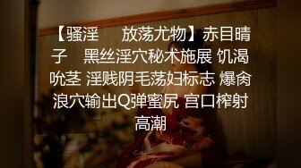 大神潜入商场女厕 近距离偷拍年轻时尚的小美女 这鲍可真黑