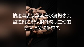 清純天真爛漫眼鏡文藝女婊，墻上掛著自己藝術寫真照，很反差