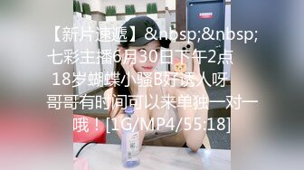 温柔似水的长筒靴小妹 蹲那里静静的排尿 很有淑女范