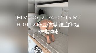 良家少妇和老外订外卖，少妇SM 不穿内裤敞开门拿完外卖，撅起屁股向着门外检查外物，怕看不见又特意撅地高高的！