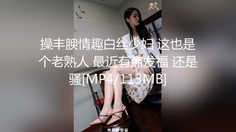 8月最新流出顶级手持厕拍服装商场二楼女厕前后俯视多角度偷拍同伙在商场楼梯拍脸