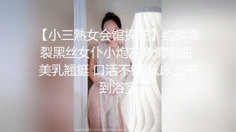 丰乳肥臀的骚货掰开肥逼就插进去  表情享受很满足