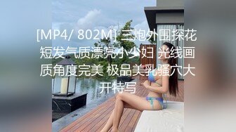 丝袜露脸极品呆萌学妹的诱惑，跟狼友互动撩骚脱光光，无毛白虎逼很是诱惑刺激，各种小道具抽插骚穴淫水泛滥