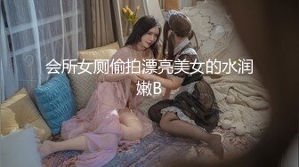 时尚粉嫩牛仔短裤美性感人妖口含棒棒糖引诱光头猛男猛吸菊花毒龙相互插干