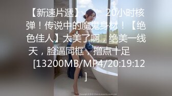 身材不错的妹子就这么裸着身跑到大马路上发疯