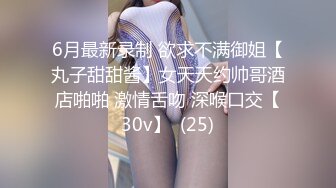 【双胞胎姐妹花浴室诱惑】长相清纯带着眼镜，浴室脱光光湿身诱惑，贫乳小奶子，翘起美臀拍打，坐马桶上掰穴特写