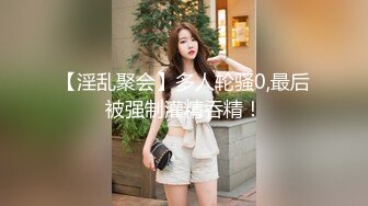 青春活力眼镜反差学生妹，长相老实，内心很开放，背後挂着自己写真艺术照