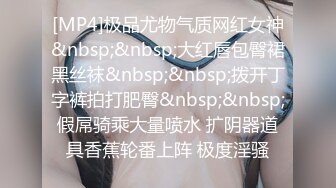 七月最新砍人收费裙流出大排档全景偷拍尿急的少妇还没走到蹲坑就开始提裙子开尿