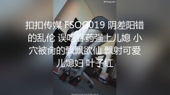 JK装白丝小少妇，双马尾在家发骚，撩起裙子大白臀，假屌骑坐抽插，表情一脸淫荡，小穴插的湿哒哒