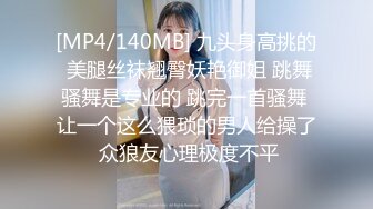 漂亮健身美眉 想不想要 人家是女教练你要尊重 妹子身材不错 扶墙撅着屁屁被后入 内射