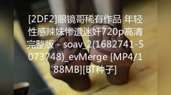 美食街一路跟踪抄底大长腿短裙美女穿着透明内裤隐约看到一大坨阴毛