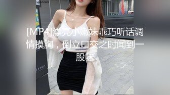 科技楼蹲守深蓝色套裙小美女窄小的逼洞被夹一下