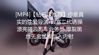 后入饥渴黑丝长腿女友,掰开嫩穴近距离观看